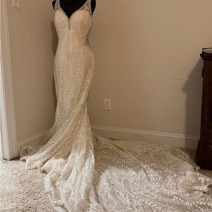 Allure Bridals White Wedding Dress - Never Altered to fit me, Never Worn